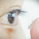Participante del estudio poniéndose las lentillas