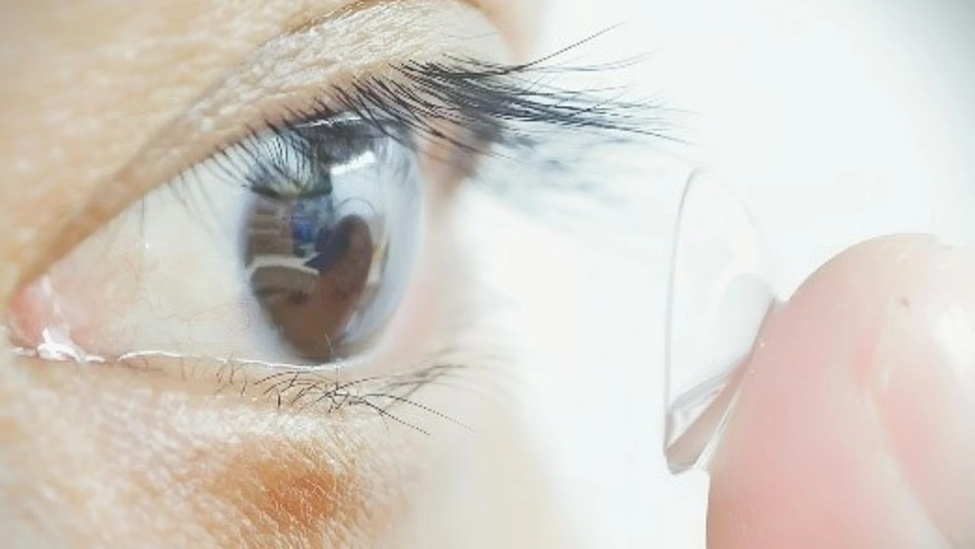 Participante del estudio poniéndose las lentillas