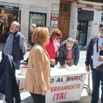La Plafaorma recoge firmas en el centro de Valladolid en favor del soterramiento de las vías del tren
