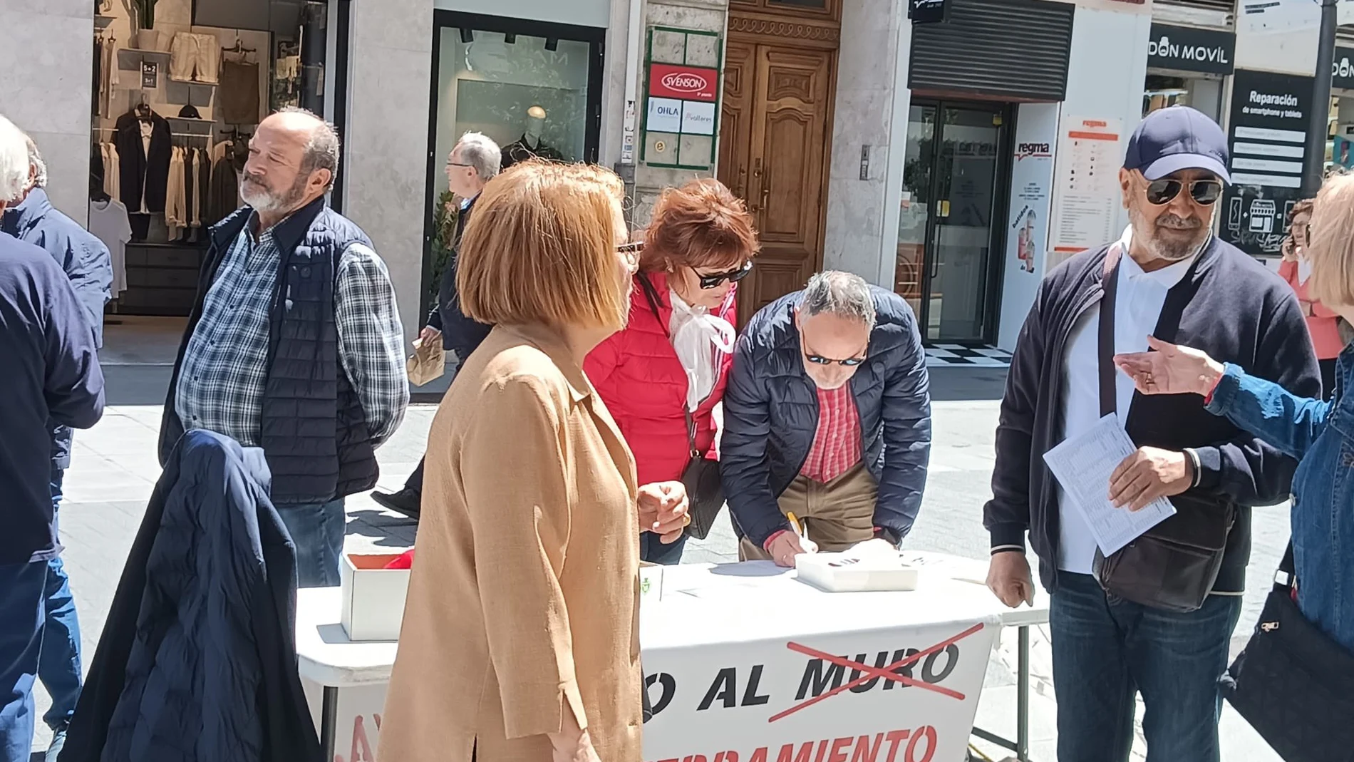 La Plafaorma recoge firmas en el centro de Valladolid en favor del soterramiento de las vías del tren