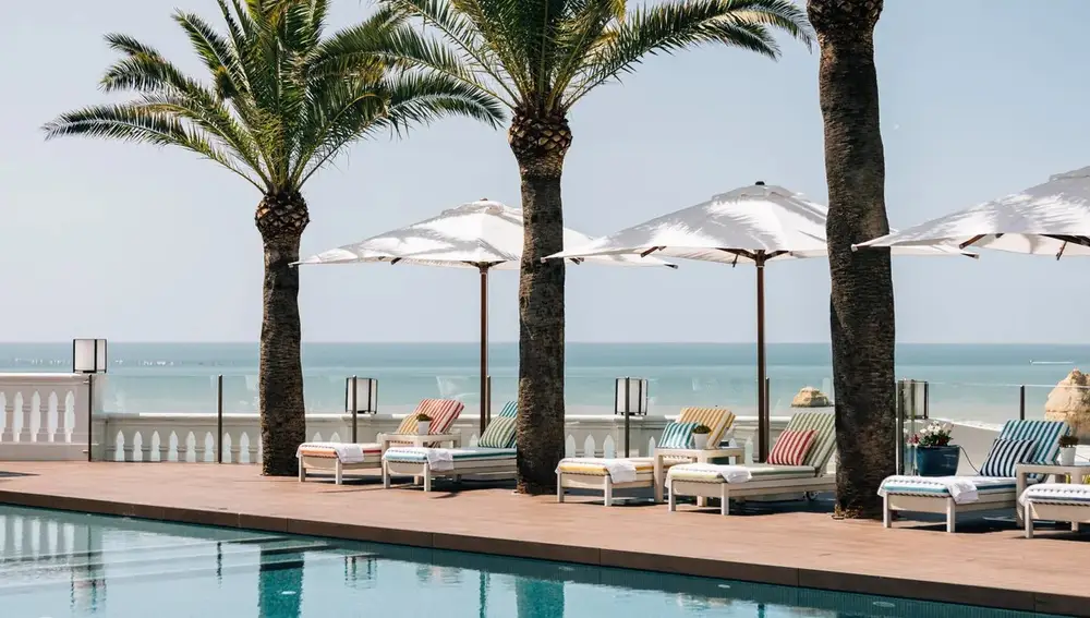 Su espectacular piscina, con vistas al océano Atlántico, es ideal para relajarse