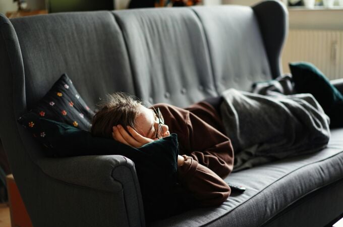 El método danés que potencia la liberación de melatonina y mejora el sueño (incluso en verano)