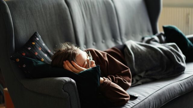 El método danés que potencia la liberación de melatonina y mejora el sueño (incluso en verano)