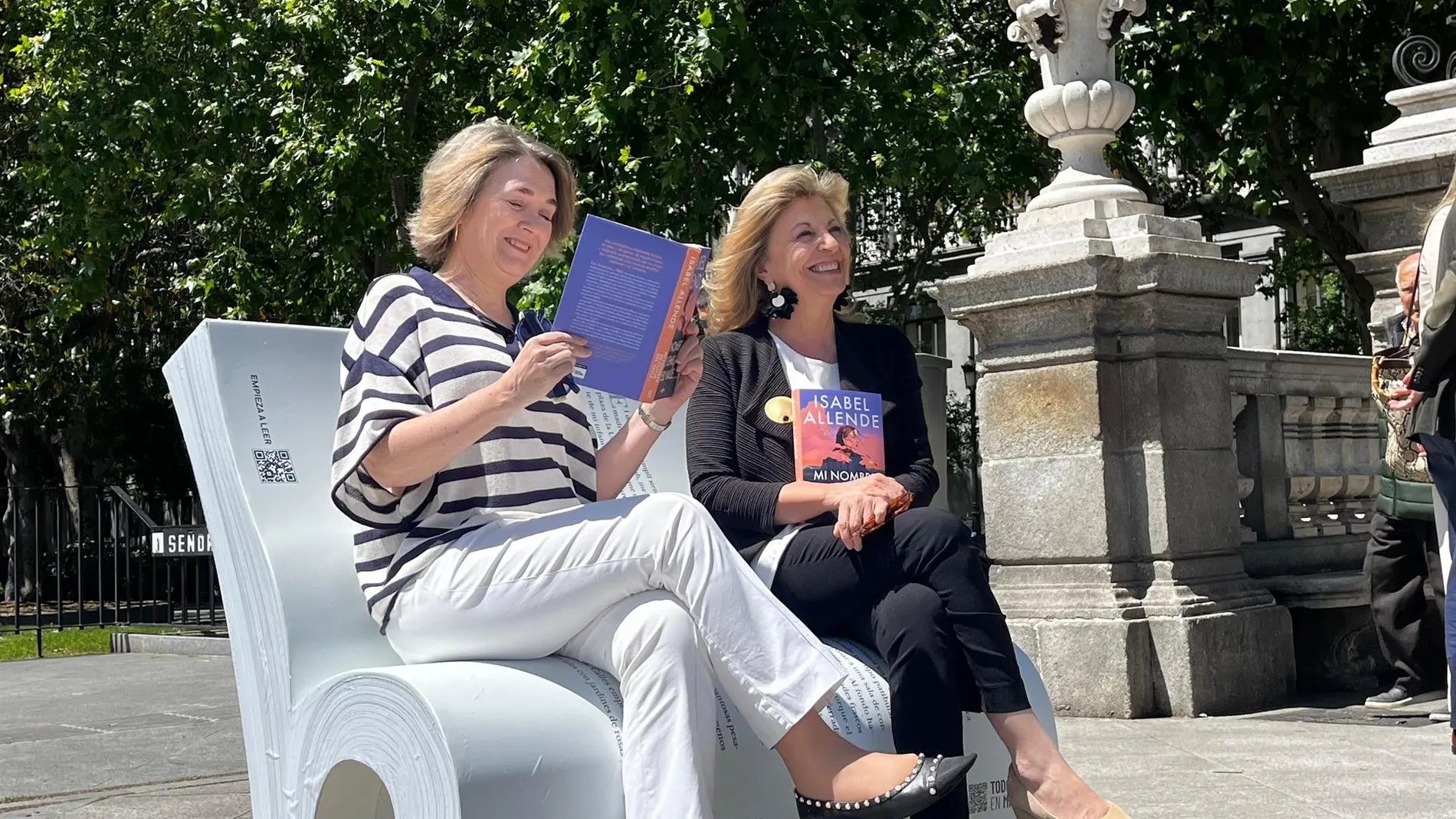 La campaña 'El libro que tienes en tu cabeza' instala 26 bancos con forma de libro para invitar a leer en la calle