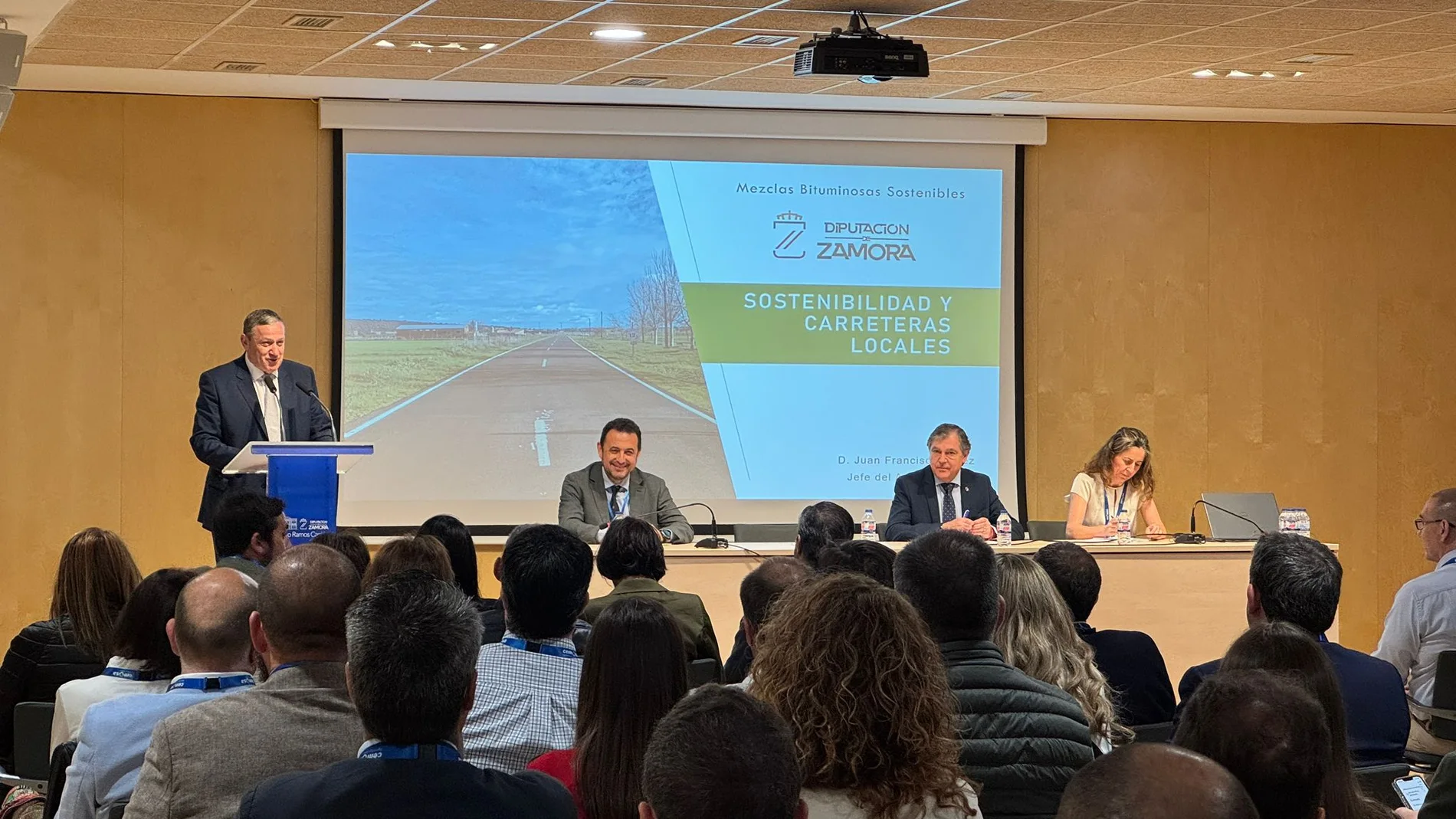 El presidente de la Diputación de Zamora, Javier Faúndez, inaugura la jornada