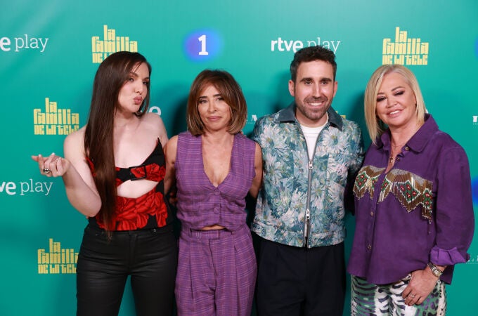 Inés Hernand, María Patiño, Aitor Albizua y Belén Esteban, presentadores de "La familia de la tele"