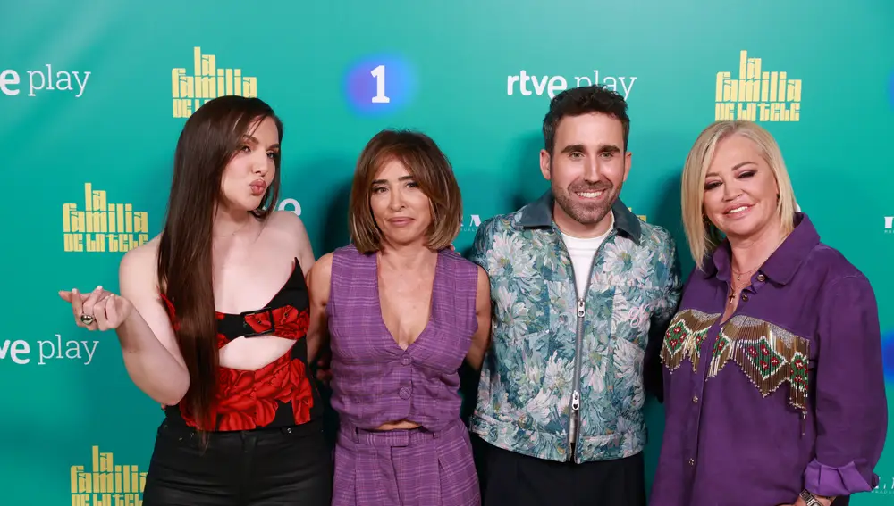 Inés Hernand, María Patiño, Aitor Albizua y Belén Esteban, presentadores de "La familia de la tele"