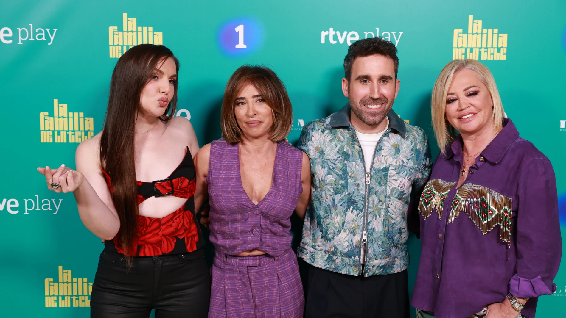 Inés Hernand, María Patiño, Aitor Albizua y Belén Esteban, presentadores de "La familia de la tele"