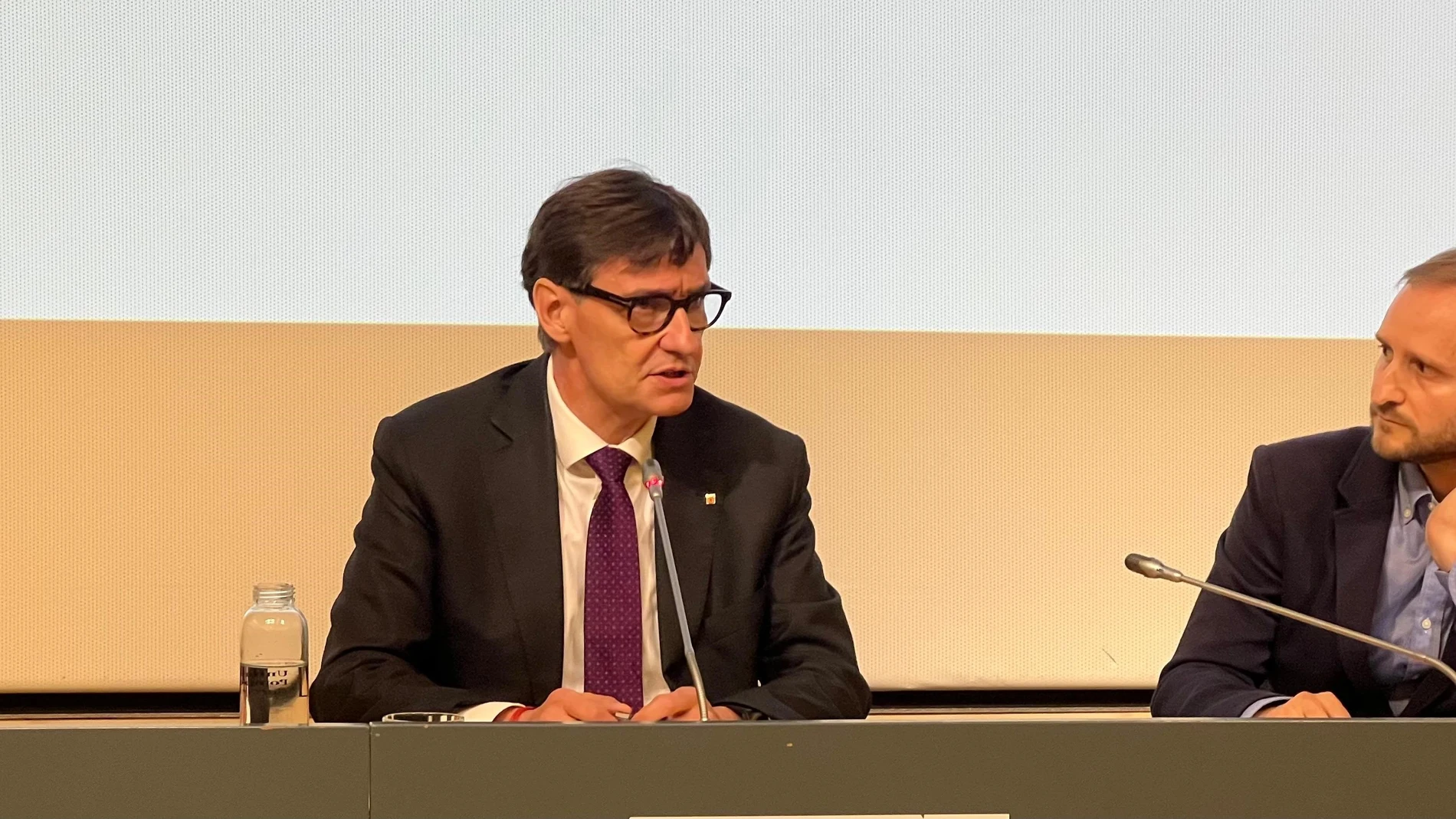 El presidente de la Generalitat, Salvador Illa, en una rueda de prensa organizada por el 'Diari de Barcelona' en la UPF EUROPA PRESS 22/05/2025