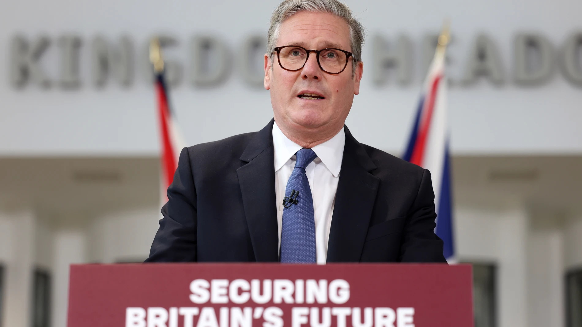 LONDON (United Kingdom), 22/05/2025.- British Pirme Minister Keir Starmer speaks during a press conference at Northwood military base in west London, Britain, 22 May 2025. The UK government has announced plans to proceed with the Chagos Islands deal following a legal challenge at the High Court. (Reino Unido, Londres) EFE/EPA/ANDY RAIN / POOL