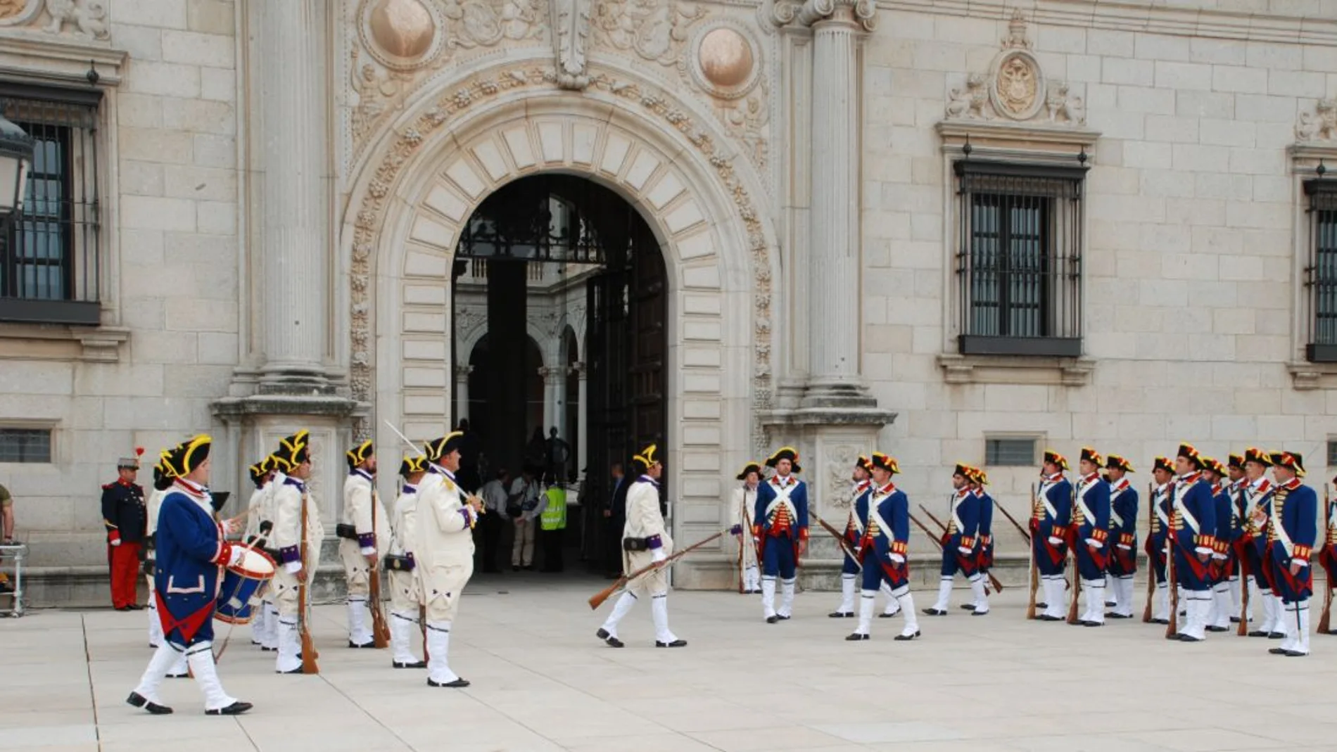 El Alcázar de Toledo acoge este sábado un acto de relevo de la guardia y arriado de bandera