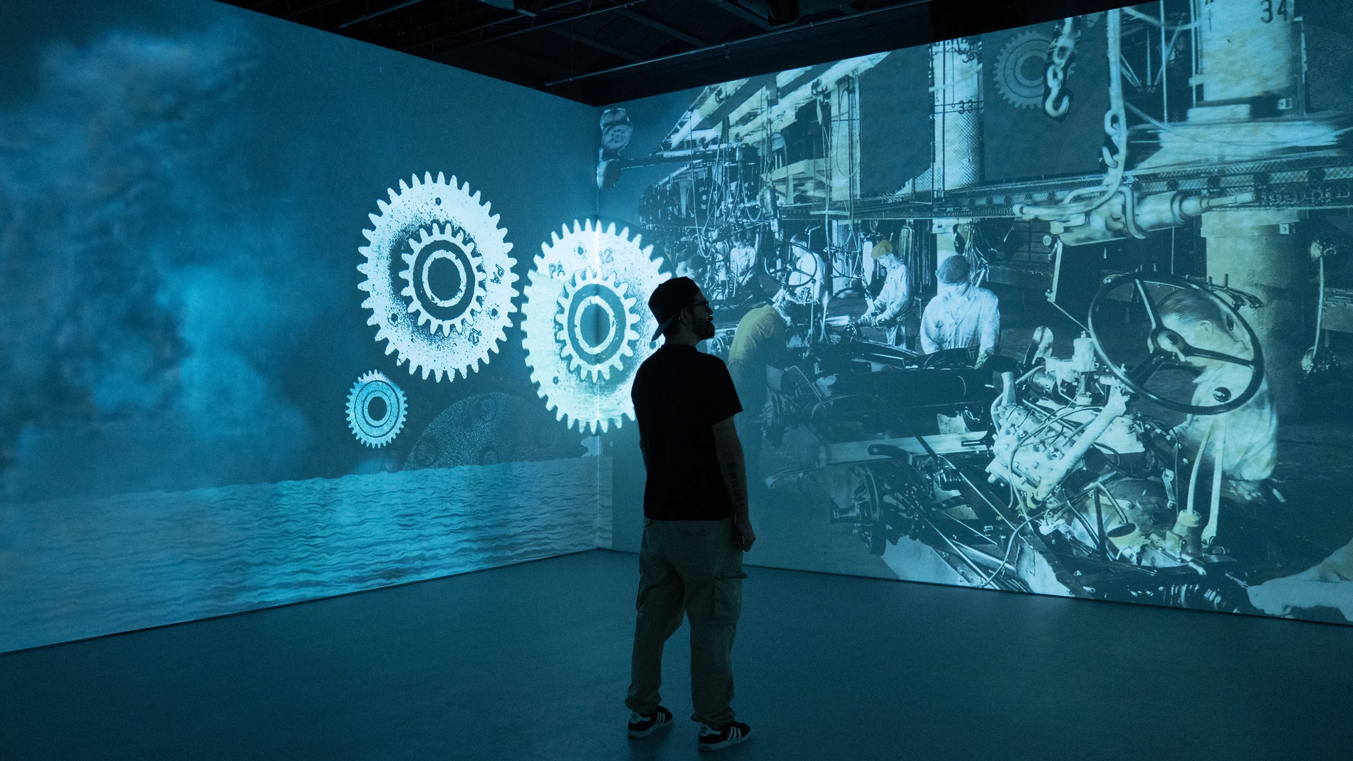 Un hombre durante la inauguración del nuevo equipamiento de las industrias creativas Barcelona XRLab, a 22 de mayo de 2025, en Barcelona, Catalunya (España). El alcalde de Barcelona ha inaugurado hoy el nuevo equipamiento de Barcelona XRLab, un espacio que impulsa la innovación en tecnologías inmersivas como la realidad extendida (XR), la colaboración entre empresas y la formación de talento especializado en el sector audiovisual y digital. Impulsado por el Ayuntamiento de Barcelona el espaci...