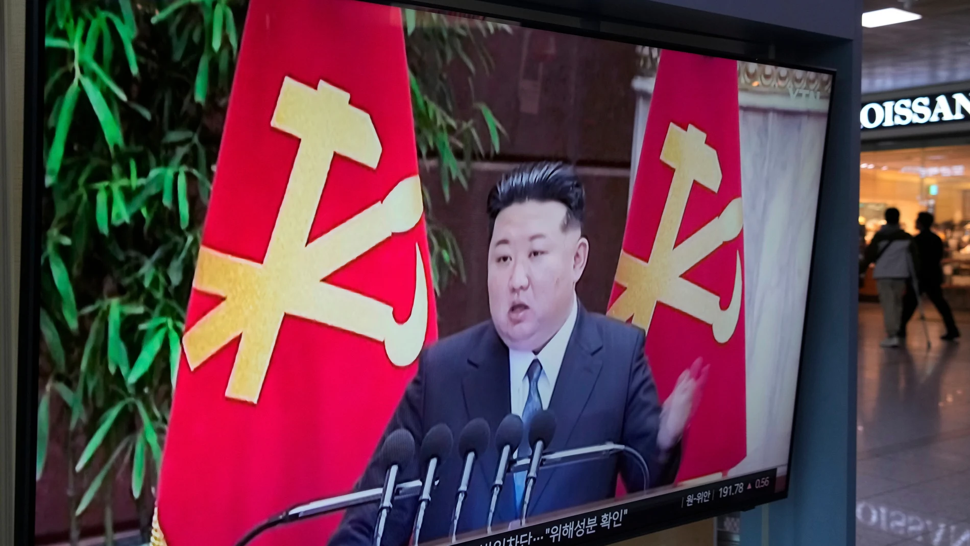 A TV screen shows a file image of North Korean leader Kim Jong Un during a news program at Seoul Railway Station in Seoul, South Korea, Thursday, May 22, 2025. (AP Photo/Ahn Young-joon)