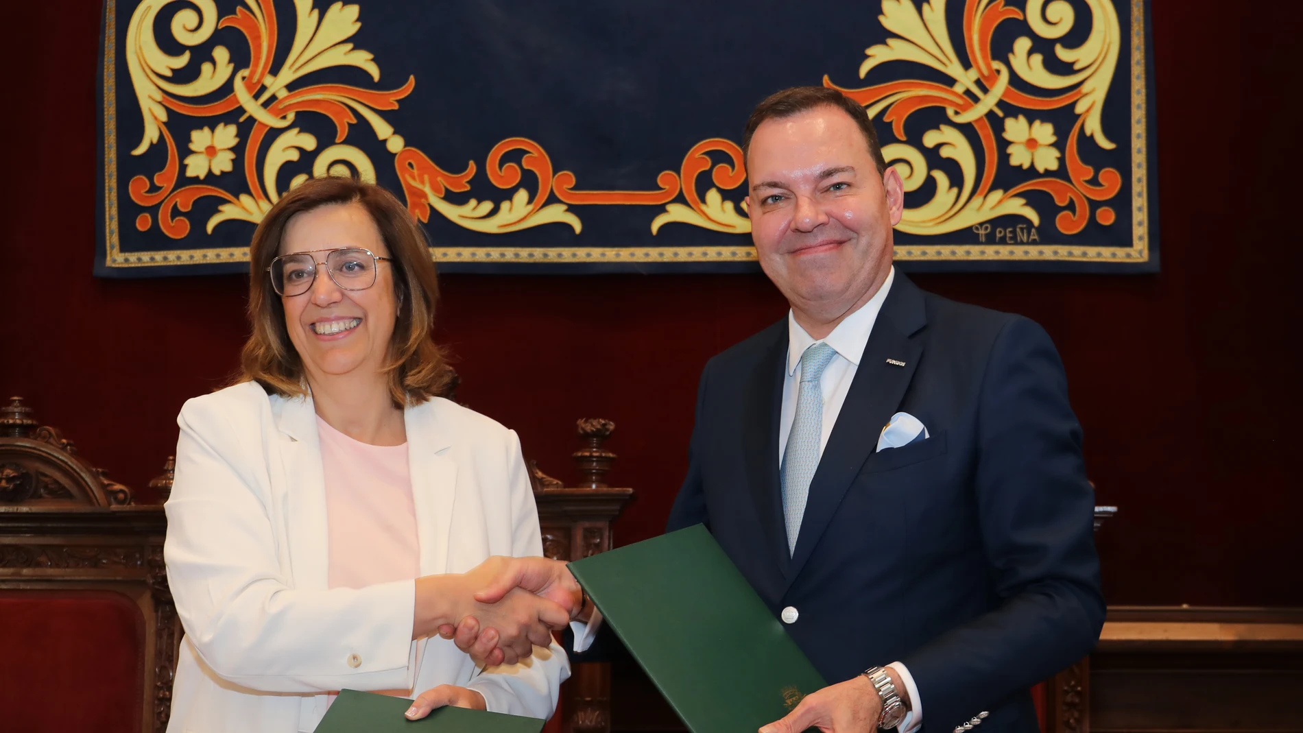 La presidenta de la Diputación, Ángeles Armisén suscribe con el director general de FUNDOS, José María Viejo, el convenio de colaboración para la promoción de la cultura en la provincia