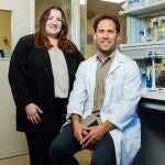 . Flor Ramírez, Marketing Manager de Skeyndor, con el doctor Eduardo Balsa, líder del Proyecto CRIS de metástasis en melanoma