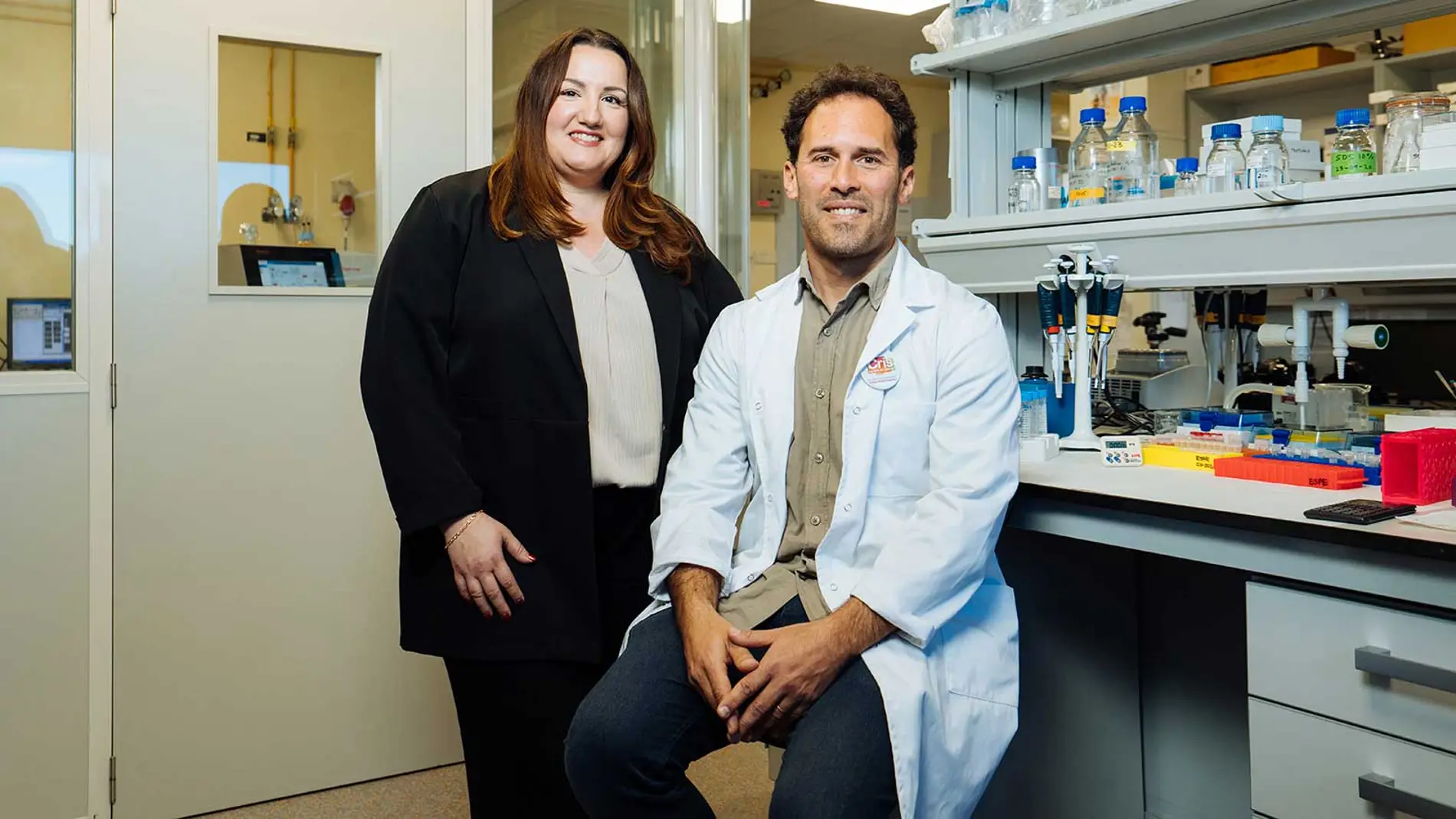 . Flor Ramírez, Marketing Manager de Skeyndor, con el doctor Eduardo Balsa, líder del Proyecto CRIS de metástasis en melanoma