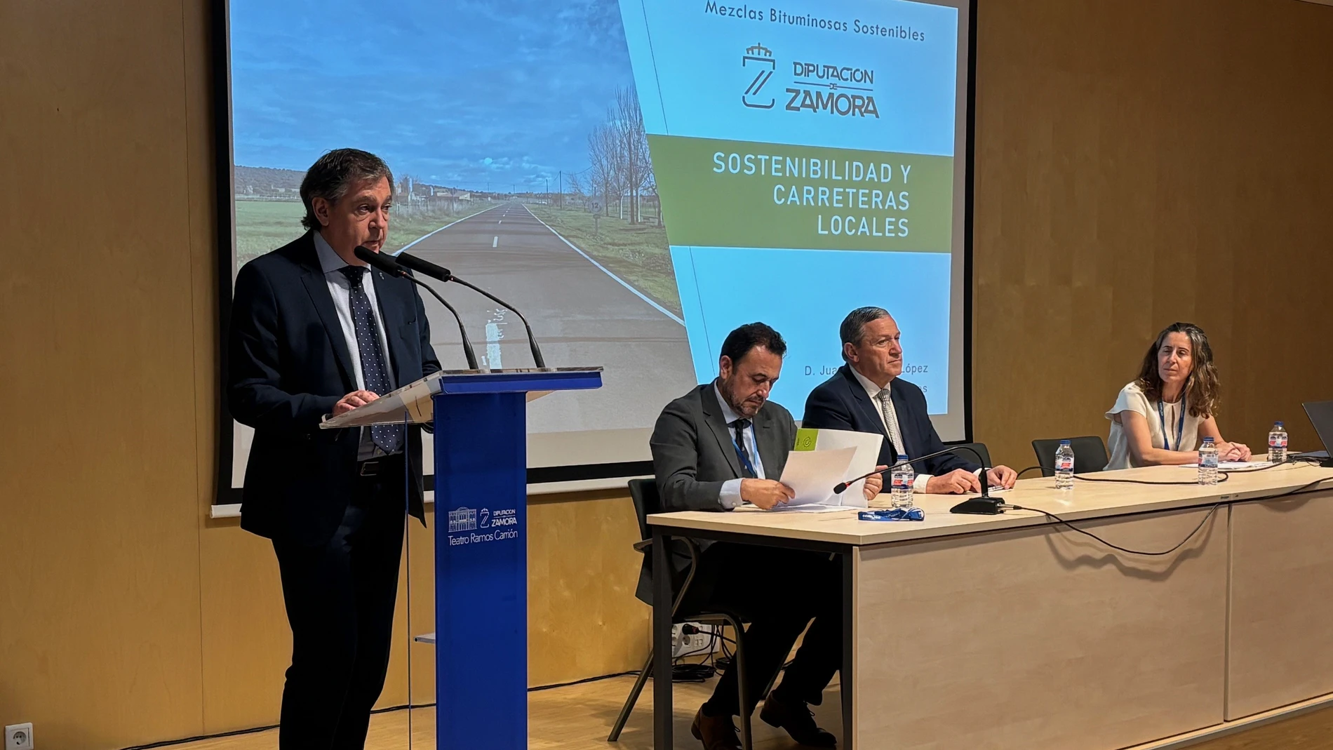 El director general de Carreteras e Infraestructuras, Jesús Puerta, ha participado en la jornada ‘Mezclas bituminosas más sostenibles’, en la que ha destacado el trabajo de la Administración autonómica en actuaciones pioneras en la búsqueda de medios alternativos