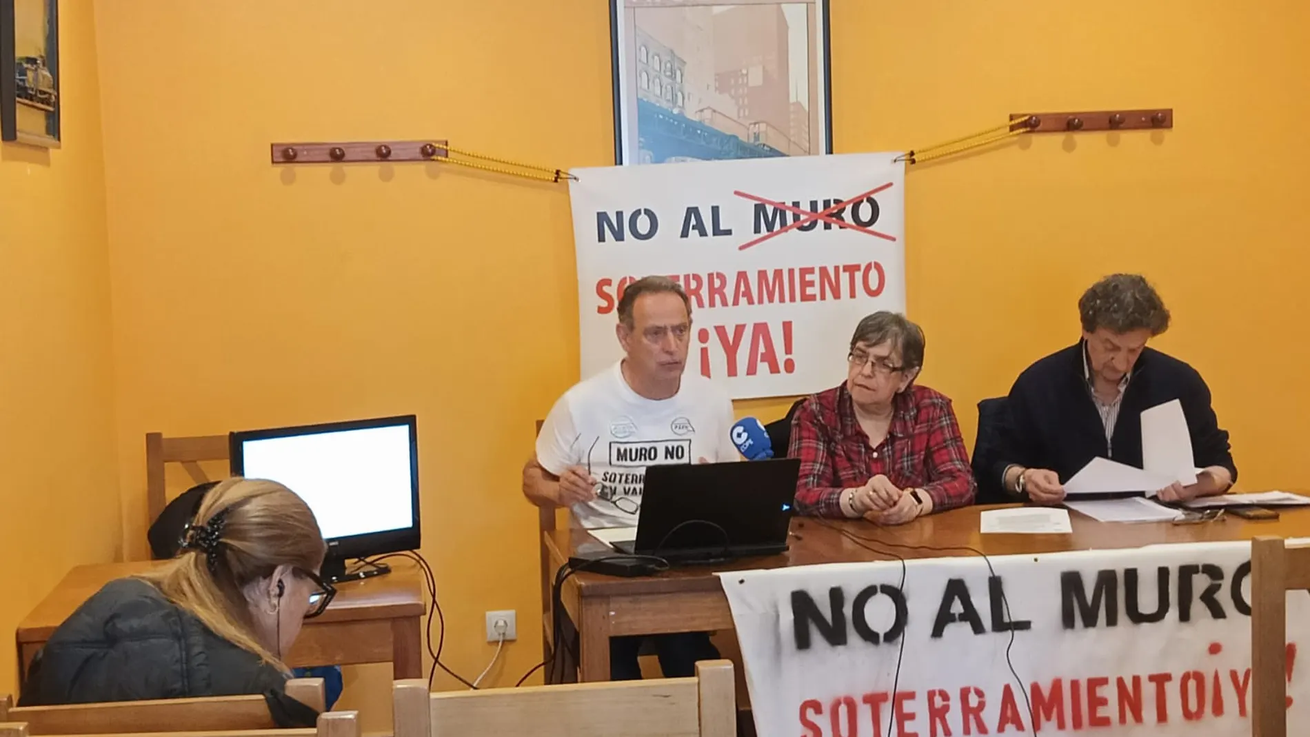 Cecilio Vadillo, portavoz de la plataforma, durante la rueda de prensa