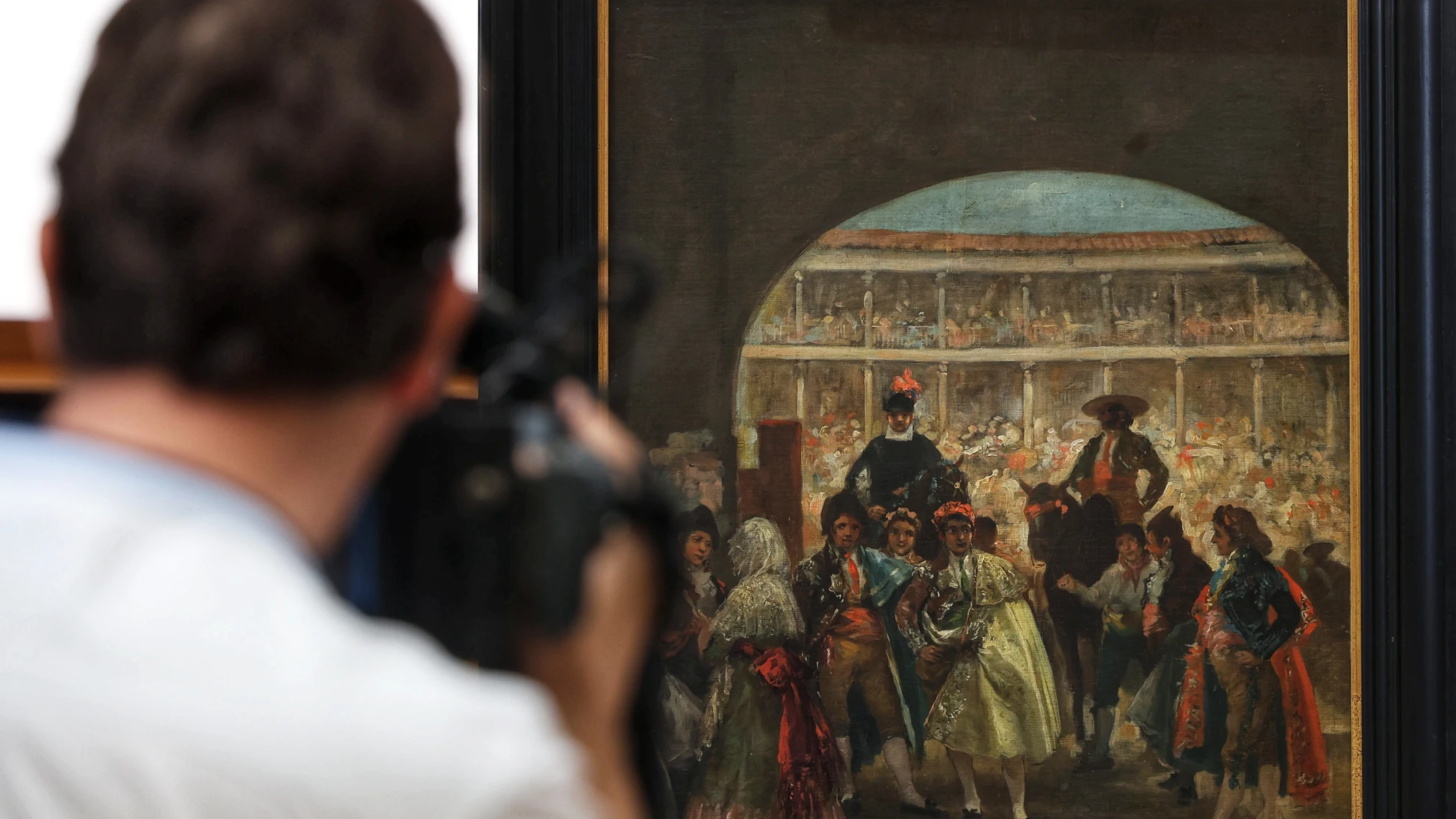 Un cámara frente a un cuadro durante el acto de restitución de obras incautadas durante la Guerra Civil y no devueltas por el franquismo, en el Claustro de los Jerónimos del Museo Nacional del Prado, a 22 de mayo de 2025, en Madrid (España). El evento, que reúne a familiares de los legítimos propietarios y representantes de instituciones culturales, simboliza el compromiso del Gobierno con la memoria histórica y la reparación de los expolios artísticos sufridos durante el conflicto y la dicta...