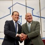 El presidente de la Diputación, Conrado Íscar; y el alcalde de Valladolid, Jesús Julio Carnero, suscriben el protocolo de colaboración