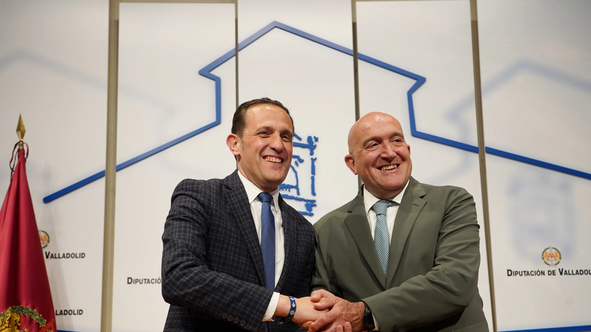 El presidente de la Diputación, Conrado Íscar; y el alcalde de Valladolid, Jesús Julio Carnero, suscriben el protocolo de colaboración