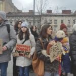 Familias y amigos de soldados ucranianos capturados en Mariupol se reúnen para recordarle que el cautiverio ruso los está matando