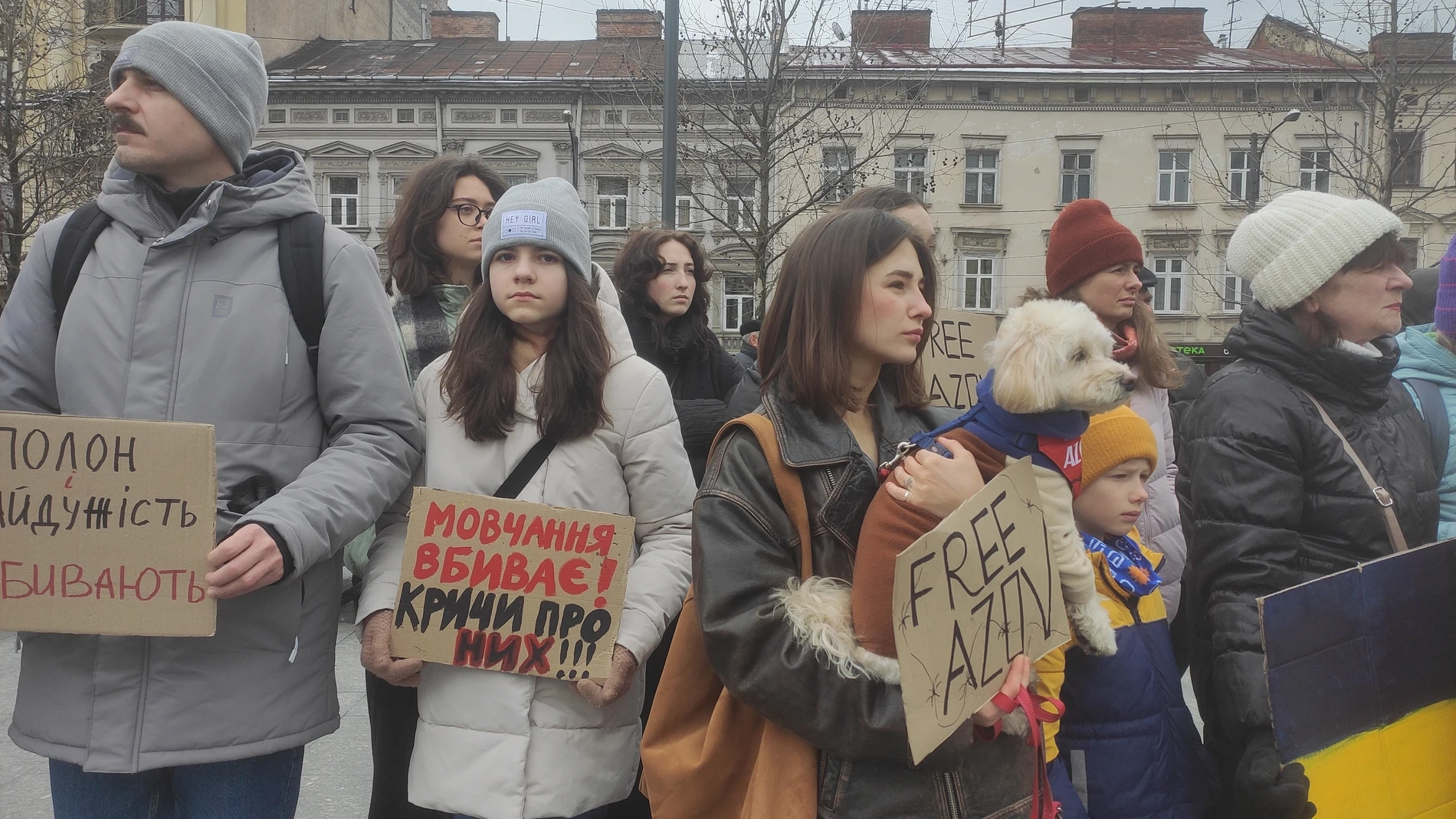 Familias y amigos de soldados ucranianos capturados en Mariupol se reúnen para recordarle que el cautiverio ruso los está matando