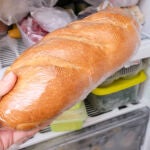 Sin papel de aluminio ni bolsas normales: el truco infalible para congelar el pan sin que pierda su sabor ni textura