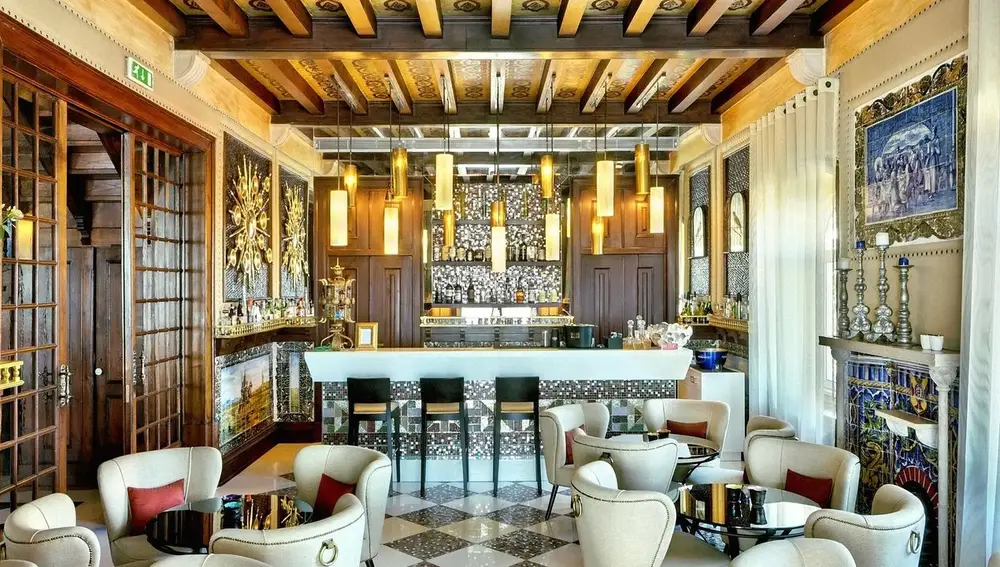 La rica decoración dentro del palacete, con personalidad propia, es un elemento distintivo del hotel
