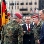 El canciller alemán, Friedrich Merz, y el ministro de Defensa, Boris Pistorius, acuden a la inauguración del nuevo batallón militar germano en Vilnius (Lituania)