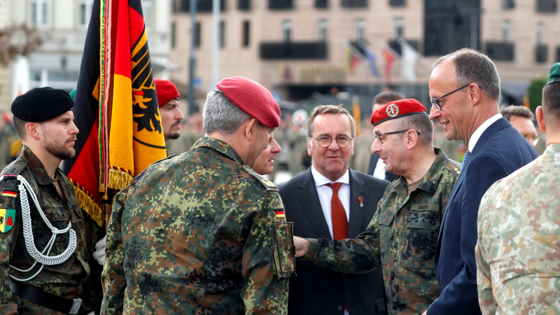 VILNIUS (Lithuania), 22/05/2025.- (L-R) German Defence Minister Boris Pistorius, Inspector General of the Bundeswehr, General Carsten Breuer, and German Chancellor Friedrich Merz attend the inauguration of the German 45th Armoured Brigade 'Lithuania', at the Cathedral Square in Vilnius, Lithuania, 22 May 2025. The Brigade in Lithuania was activated on 01 April 2025, and will comprise around 5,000 military and civilian Bundeswehr personnel, with a full operational combat capability expected to...