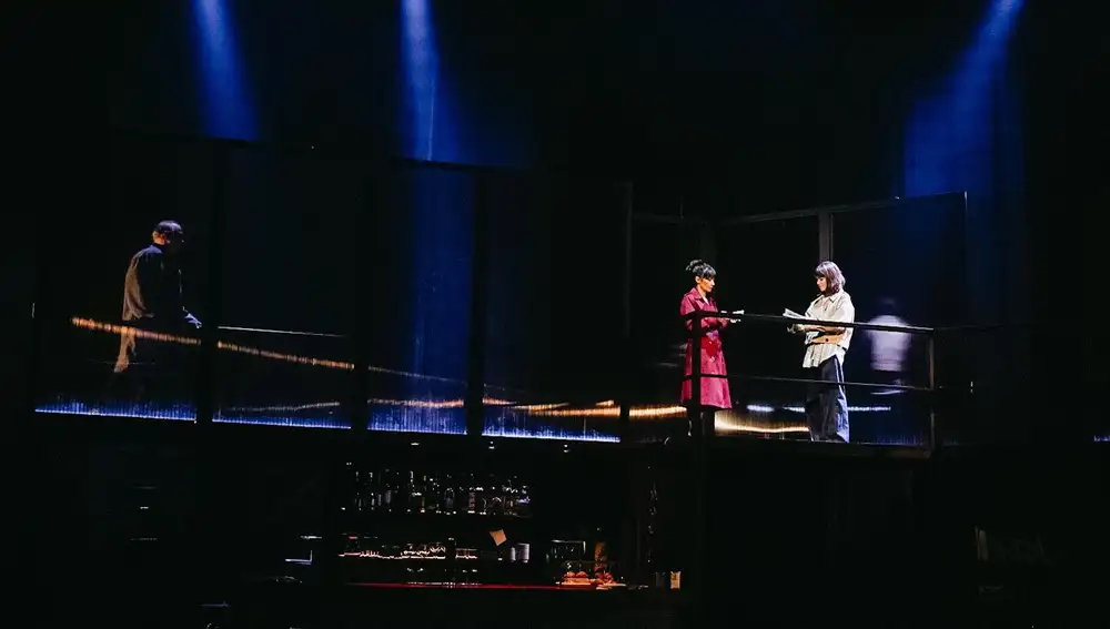 Natalia Hernández y Alba Planas (derecha), en lo alto del escenario de La Abadía; a la izquierda, Luis Bermejo