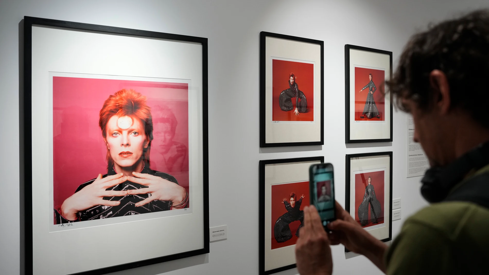 GRAFCAT8561. BARCELONA, 22/05/2025.- La galería Fotonostrum presenta la exposición 'Bowie x Sukita', que incluye 70 fotografías de David Bowie del reconocido fotógrafo japonés Masayoshi Sukita. EFE/Alejandro García