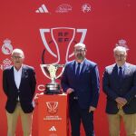 El presidente de la Federación de Castilla y León de Fútbol, Marcelino Maté; el alcalde de Ponferrada, Marco Morala; y el presidente de la Ponferradina, José Fernández Nieto, durante el sorteo