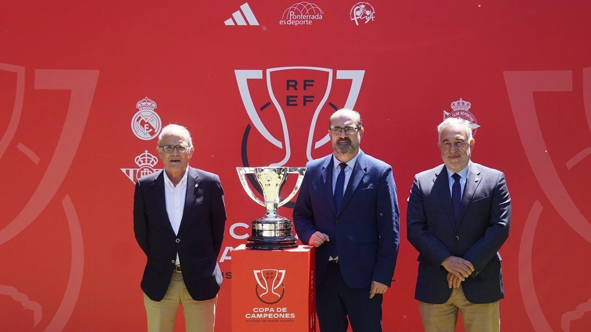 El presidente de la Federación de Castilla y León de Fútbol, Marcelino Maté; el alcalde de Ponferrada, Marco Morala; y el presidente de la Ponferradina, José Fernández Nieto, durante el sorteo