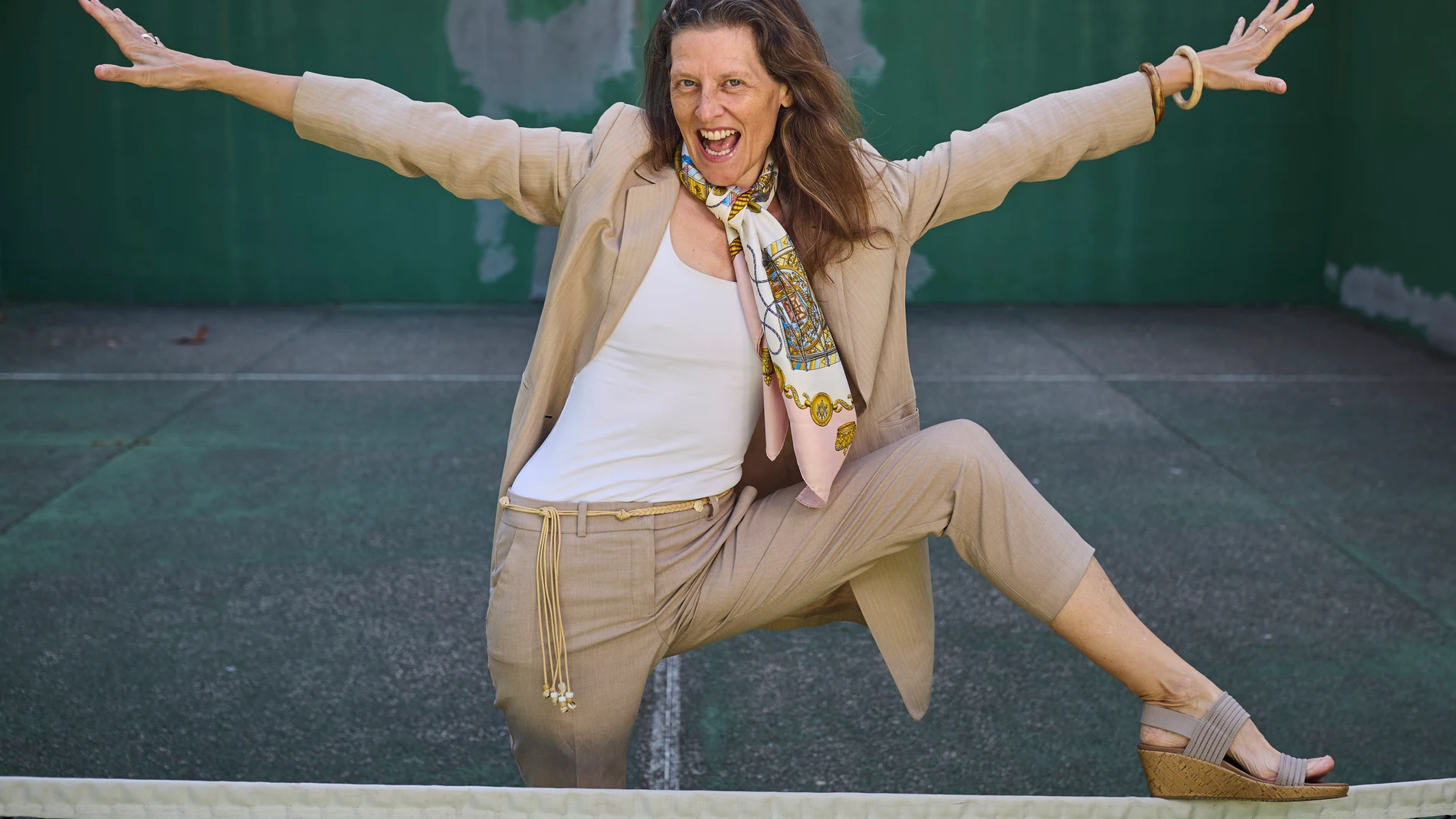 Entrevista con Guiomar Alfaro, modelo a los 54 años. Después de casi tres décadas alejada de la moda, esta profesora de inglés ha vuelto a las pasarelas. Su reaparición está dando visibilidad a las mujeres maduras en una industria edadista. © Alberto R. Roldán / Diario La Razón. 22 05 2025
