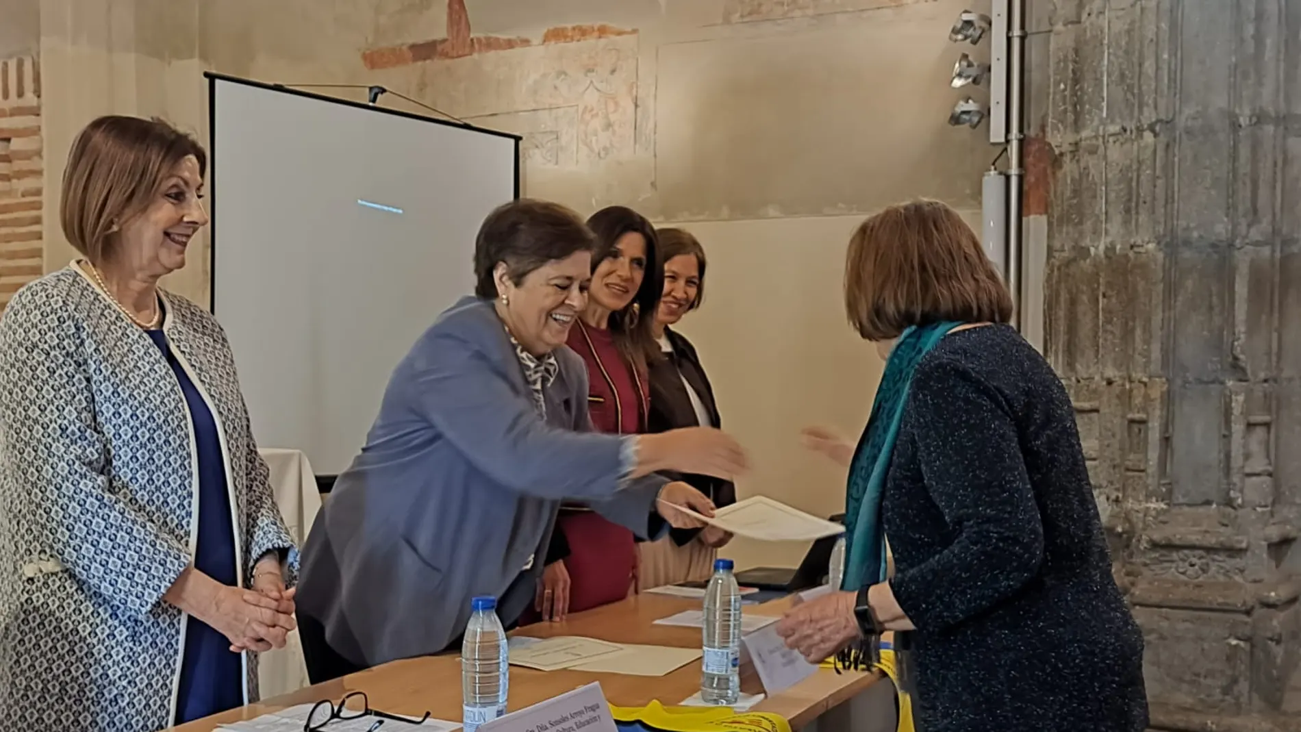 M.ª del Rosario Sáez Yuguero, rectora de la Universidad Católica de Ávila; Sonsoles Arroyo Fragua, concejala de Cultura, Educación y Hacienda del Excmo. Ayuntamiento de Arévalo; Laura Martín Martín, delegada provincial de Educación de Ávila y Francisco Trullén, director del Programa, presiden el acto