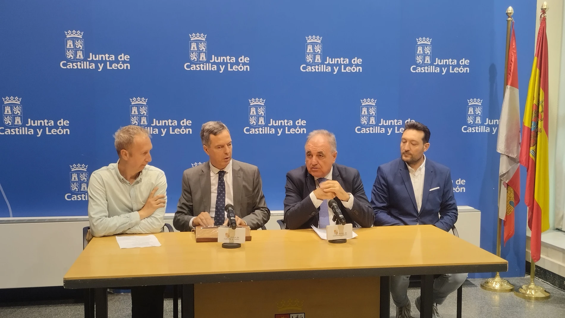 El director general de Deportes, Enrique Sánchez-Guijo, acompañado del delegado territorial de Palencia, José Antonio Rubio, del diputado provincial en Deportes de la Diputación Provincial, Eduardo Tejido, y del concejal de Deportes del Ayuntamiento, Orlando Castro, han presentado hoy una nueva edición de los Campeonatos en Edad Escolar de Castilla y León