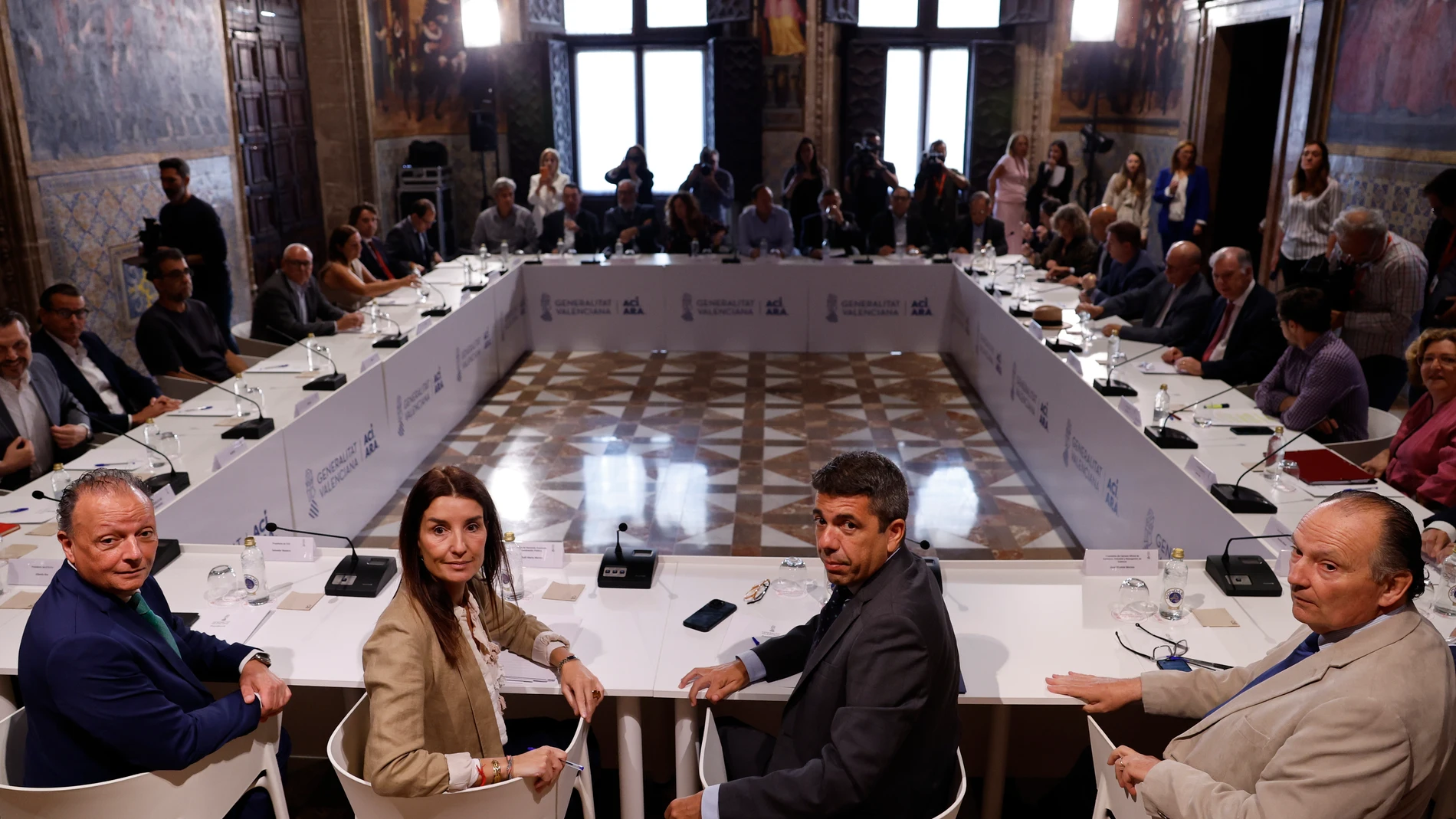 VALENCIA, 22/05/2025.- El president de la Generalitat, Carlos Mazón (2d), durante la reunión que ha mantenido con representantes de entidades empresariales proveedoras de la Generalitat este jueves en Valencia. Junto a él, el presidente de la Confederación Empresarial de la Comunidad Valenciana (CEV), Salvador Navarro, la consellera de Hacienda y Economía, Ruth Navarro y el presidente de la Cámara de Comercio valenciana, José Vicente Morata (i a d). EFE/ Ana Escobar