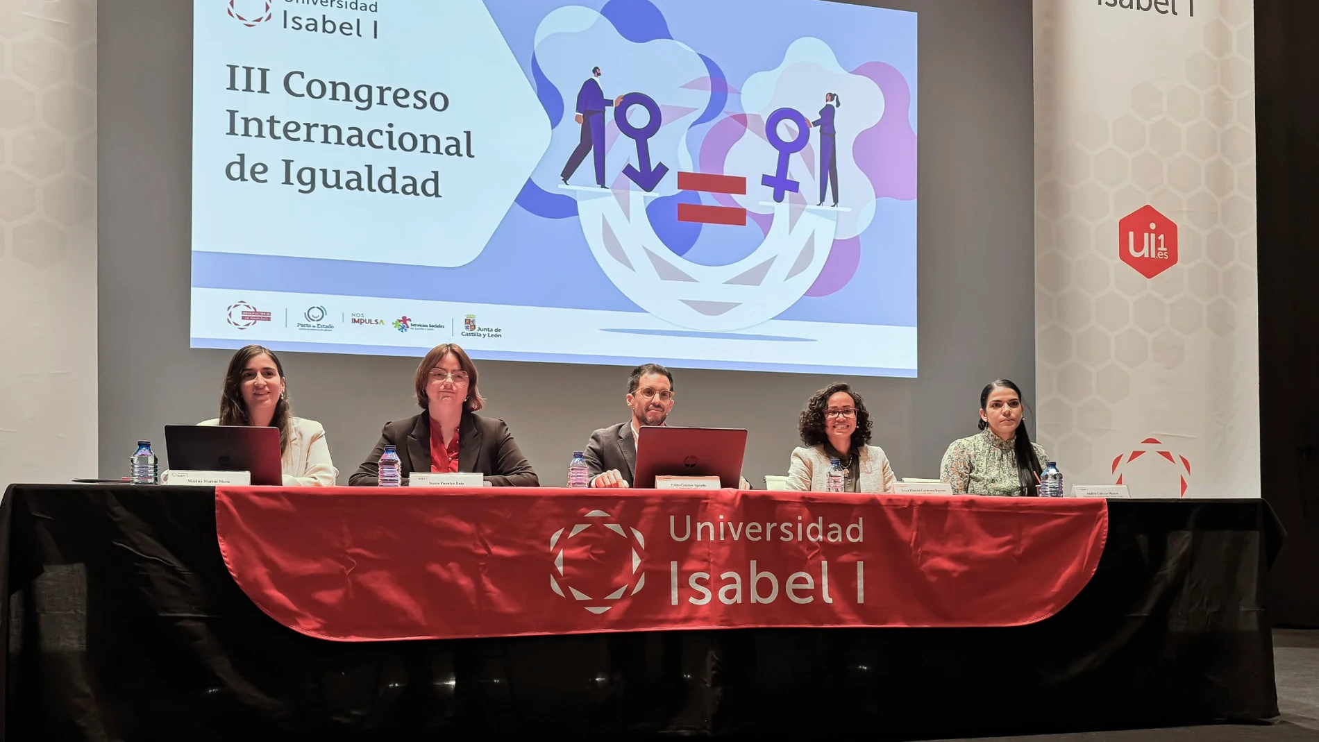 De izquierda a derecha: Marina Martín Moro, Nuria Puentes Ruiz, Pablo Carrizo Aguado, Erica Florina Carmona Bayona y Andrea Cabezas Mateos