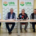El secretario general de UPA en Castilla y León, Aurelio González, y su homólogo de la organización profesional agraria a nivel nacional, Ignacio Huertas, abordan la situación actual del sector del cereal en Castilla y León
