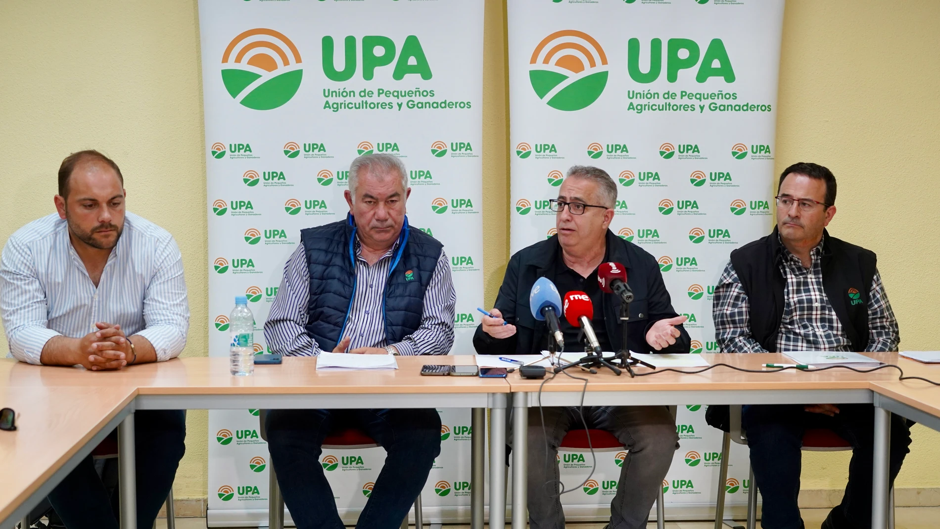 El secretario general de UPA en Castilla y León, Aurelio González, y su homólogo de la organización profesional agraria a nivel nacional, Ignacio Huertas, abordan la situación actual del sector del cereal en Castilla y León