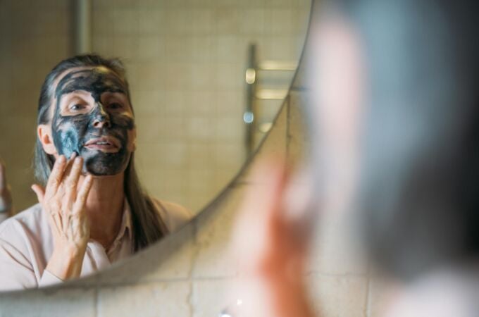 Mujer 50+ haciéndose el skin care.