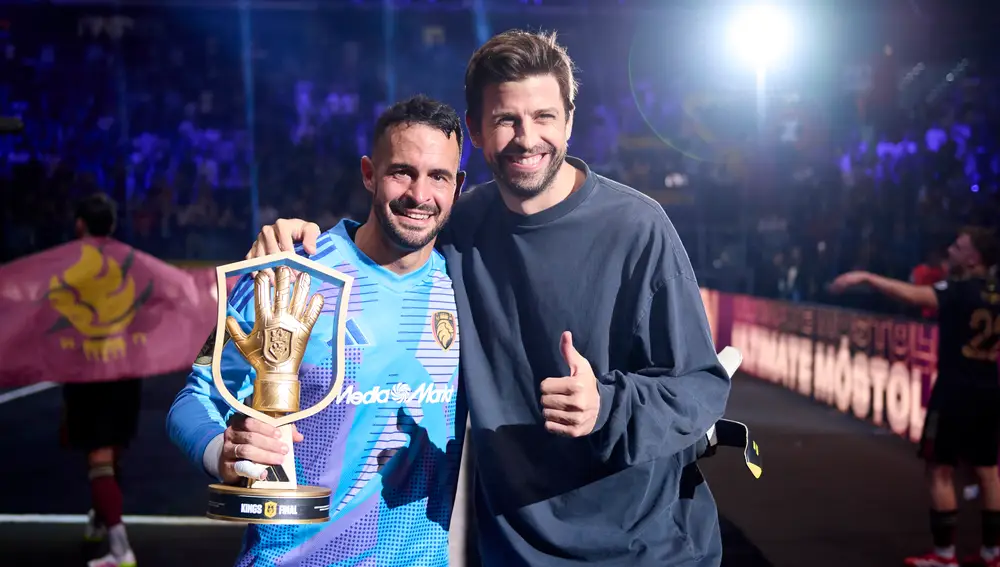 Gerard Piqué y José Segovia con el premio al mejor portero