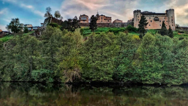 Castillo de Puebla de Sanabria en lo alto del cerro