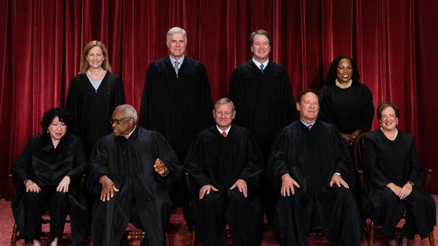 EEUU.- El Supremo permite a Trump despedir a funcionarios de agencias independientes, a excepción de la Reserva Federal