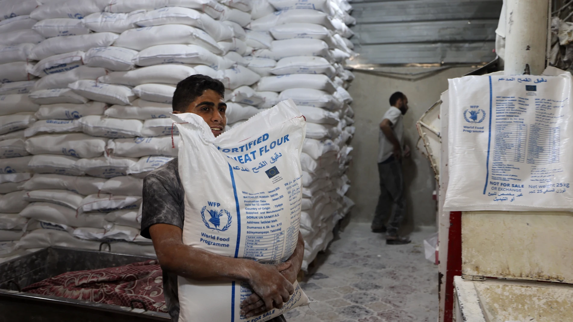 May 22, 2025, Deir Al-Balah, Gaza Strip, Palestinian Territory: Workers package bread for distribution at the World Food Programme (WFP) bakery after a limited amount of flour entered the Gaza Strip, where border crossings have remained closed since March 2 due to Israeli restrictions on humanitarian aid in Deir Al-Balah, Gaza on May 22, 2025 Europa Press/Contacto/Moiz Salhi 22/05/2025 ONLY FOR USE IN SPAIN