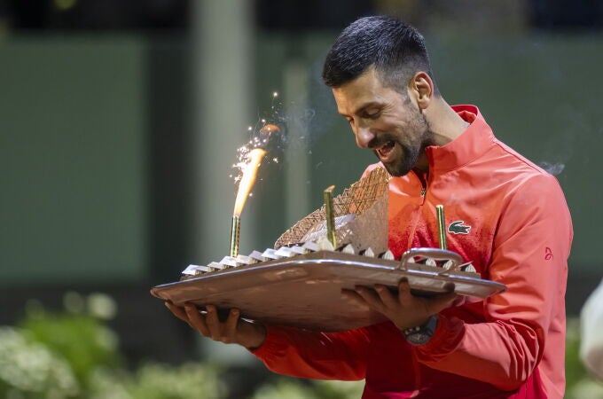 Djokovic, con una tarta para celebrar su 38 cumpleaños en Ginebra