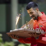 Djokovic, con una tarta para celebrar su 38 cumpleaños en Ginebra