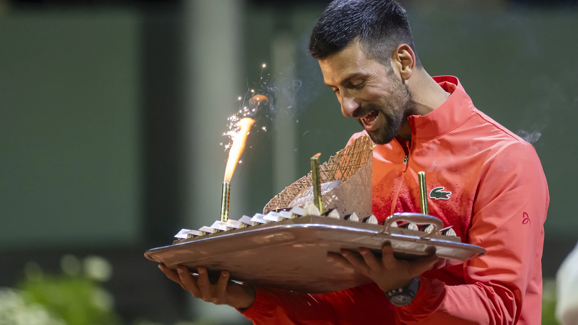 Djokovic, con una tarta para celebrar su 38 cumpleaños en Ginebra